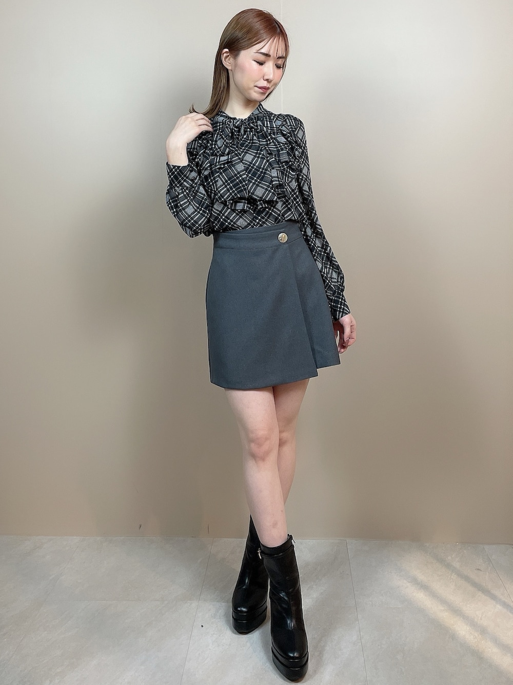 その他のシャツ/ブラウス、グレー系のスカート、ブラック系のブーツを着用したレディースの冬コーディネートの2枚目の写真