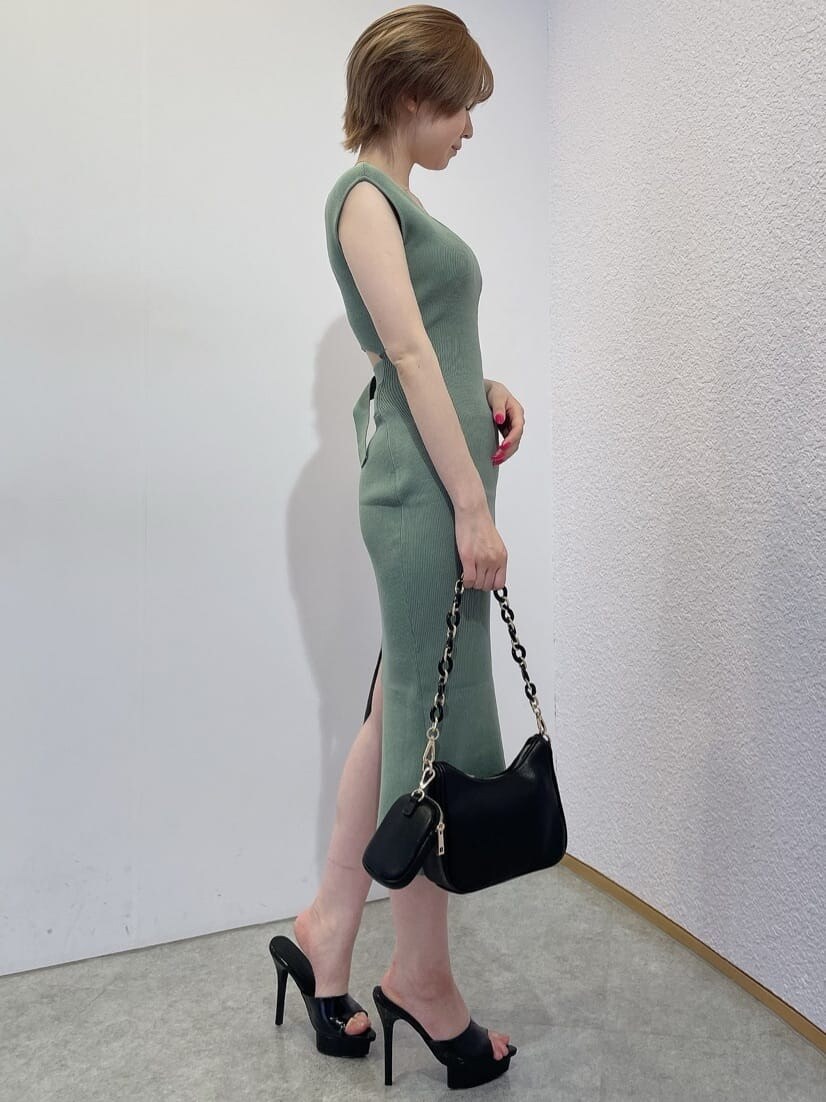 ブラック系のサンダル、ブラック系のショルダーバッグ、グリーン系のワンピースを着用したレディースの夏コーディネートの3枚目の写真