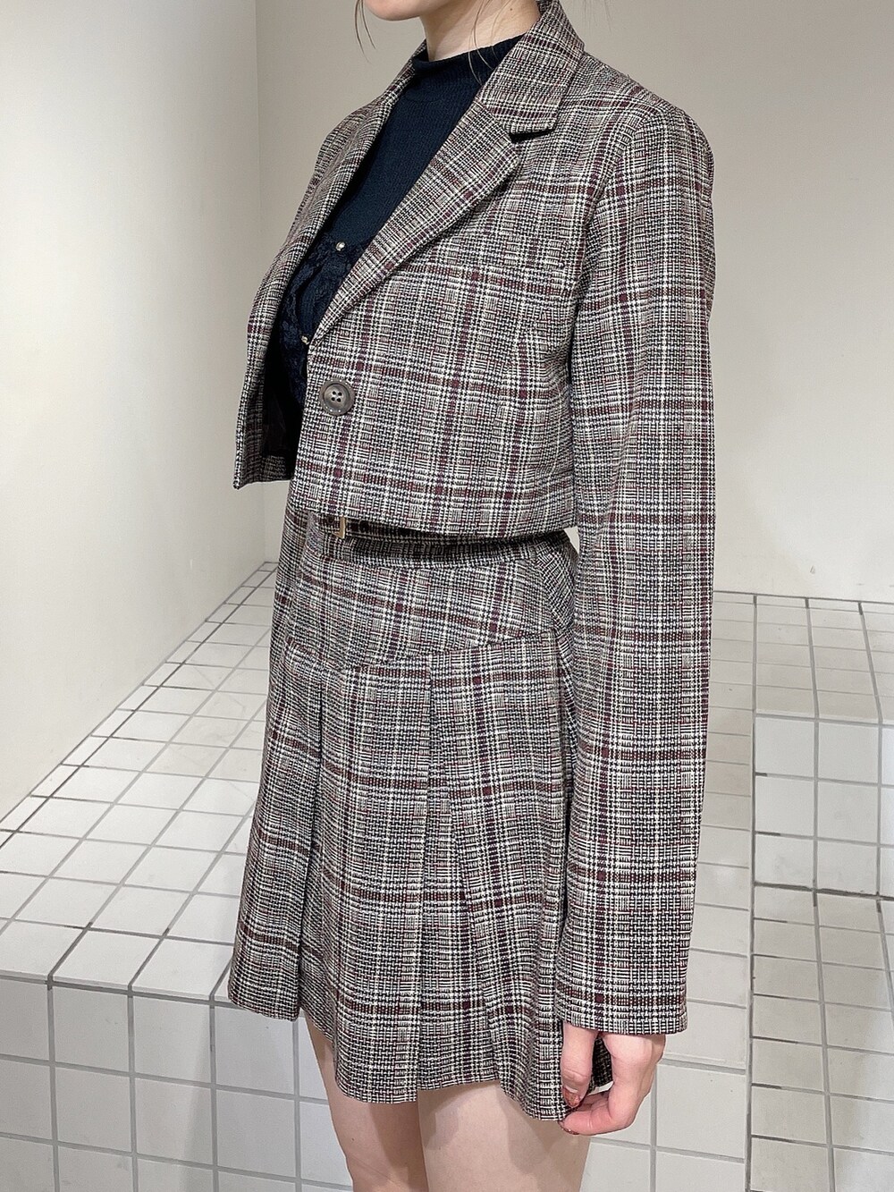 その他のテーラードジャケット、その他のスカート、ブラック系のTシャツ/カットソーを着用したレディースの秋コーディネートの8枚目の写真