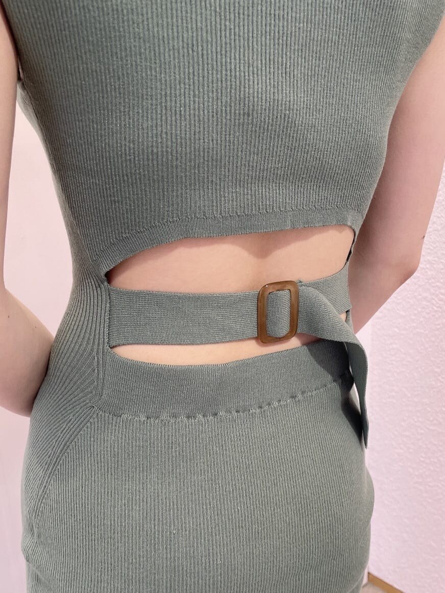 ブラック系のサンダル、ブラック系のショルダーバッグ、グリーン系のワンピースを着用したレディースの夏コーディネートの6枚目の写真