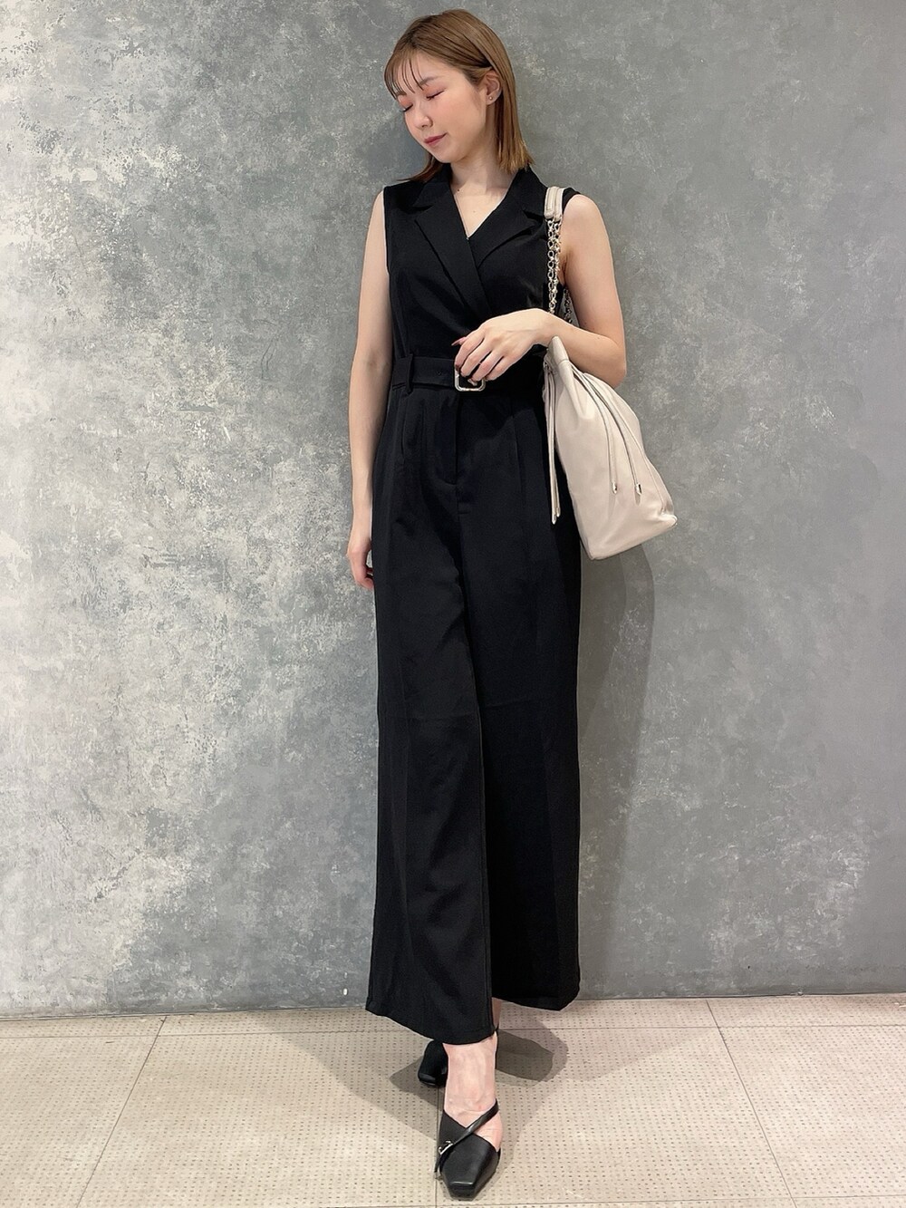 ブラック系のつなぎ/オールインワン、ベージュ系のトートバッグ、ブラック系のスリッポンを着用したレディースの夏コーディネートの2枚目の写真