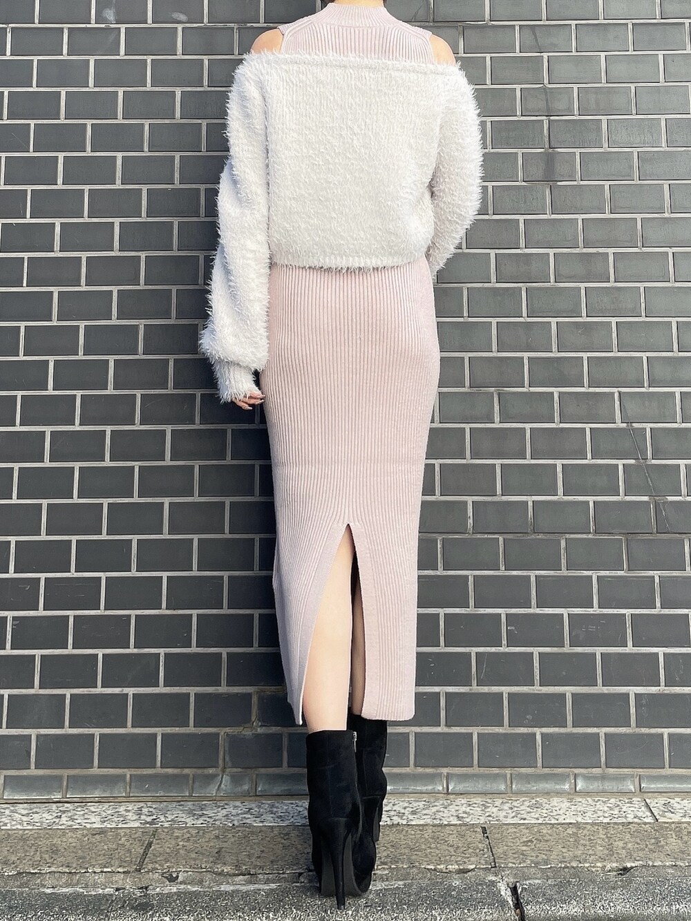 ブラック系のブーツ、グレー系のワンピース、ブラック系のその他アウターを着用したレディースの冬コーディネートの4枚目の写真