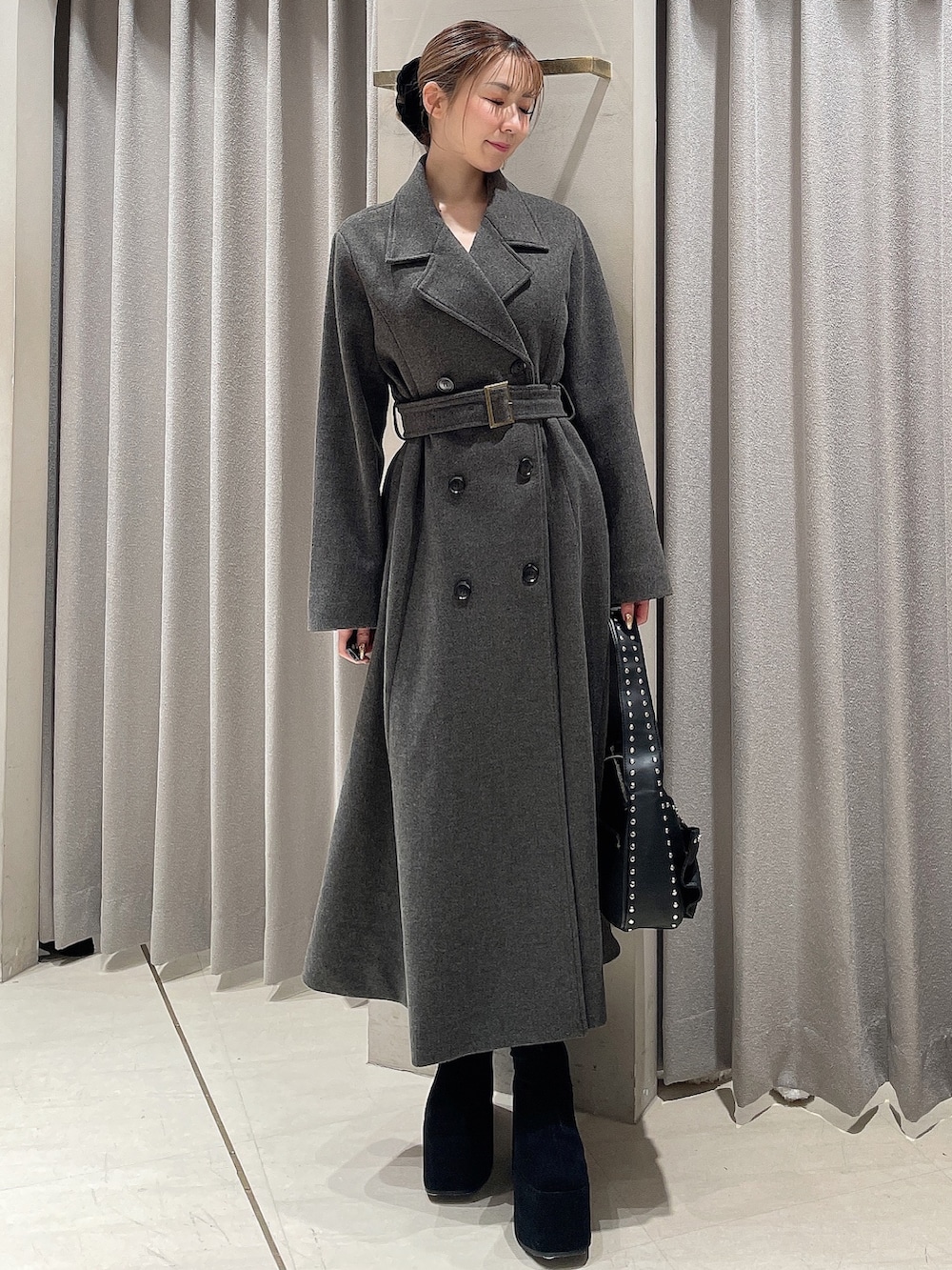 グレー系のその他アウター、ブラック系のブーツ、ブラック系のショルダーバッグを着用したレディースの秋コーディネートの2枚目の写真