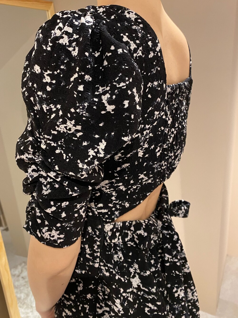 ホワイト系のハンドバッグ、ホワイト系のパンプス、その他のワンピースを着用したレディースの春コーディネートの7枚目の写真