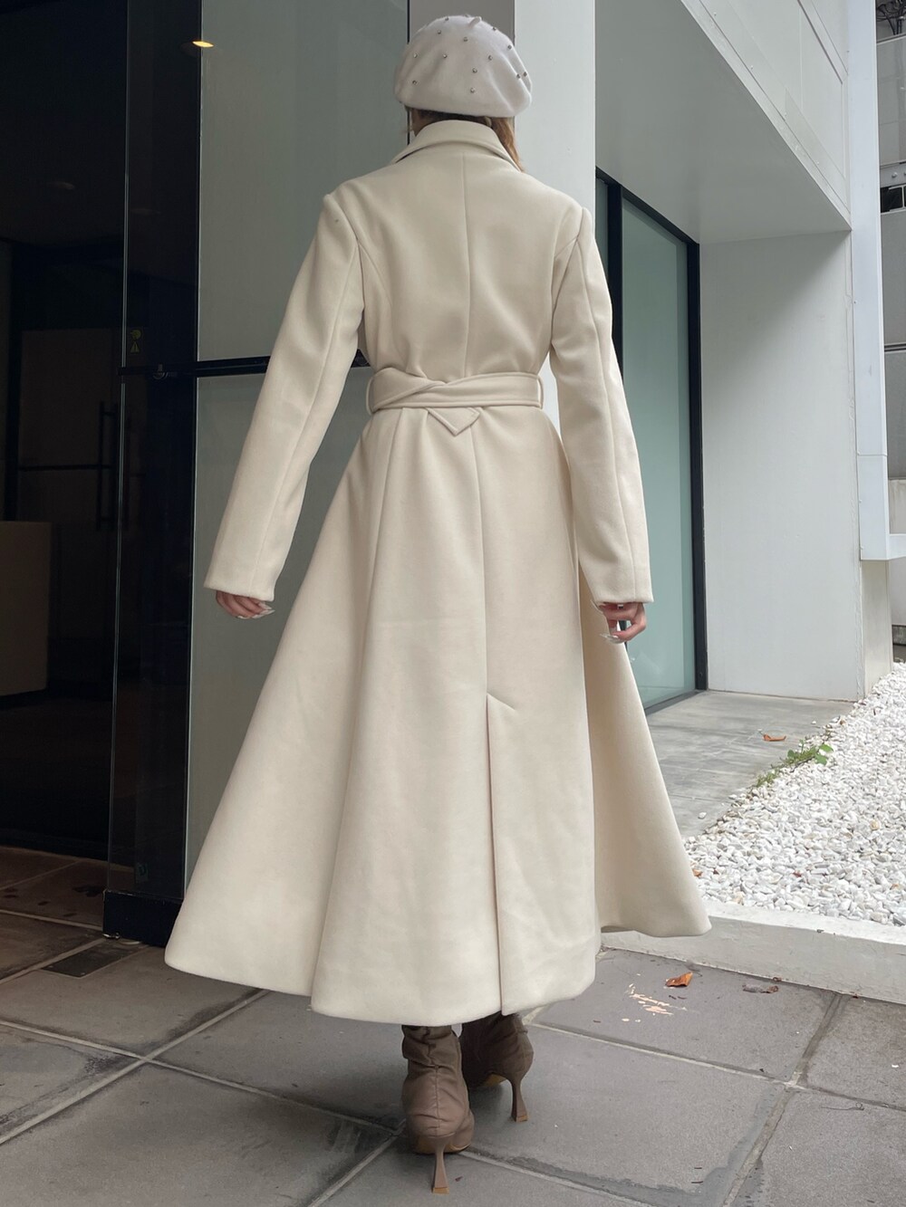 ホワイト系のその他アウター、ベージュ系のブーツを着用したレディースの秋コーディネートの3枚目の写真