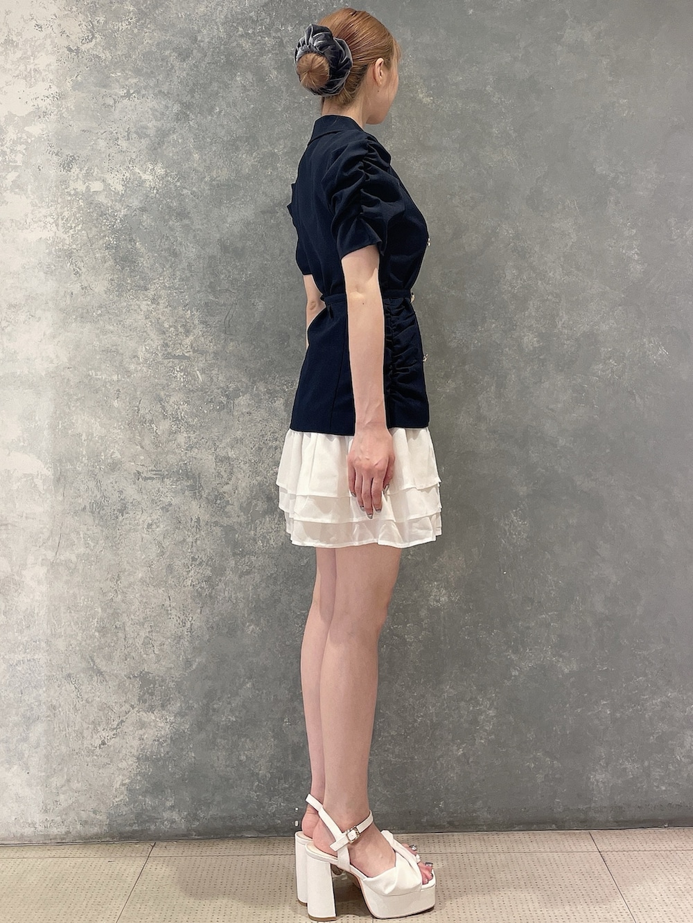 ブルー系のワンピース、ホワイト系のサンダル、グレー系のシュシュを着用したレディースの夏コーディネートの2枚目の写真