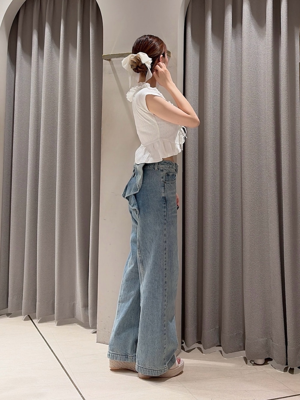 ホワイト系のTシャツ/カットソー、ブルー系のデニムパンツ、ベージュ系のサンダルを着用したレディースの夏コーディネートの2枚目の写真