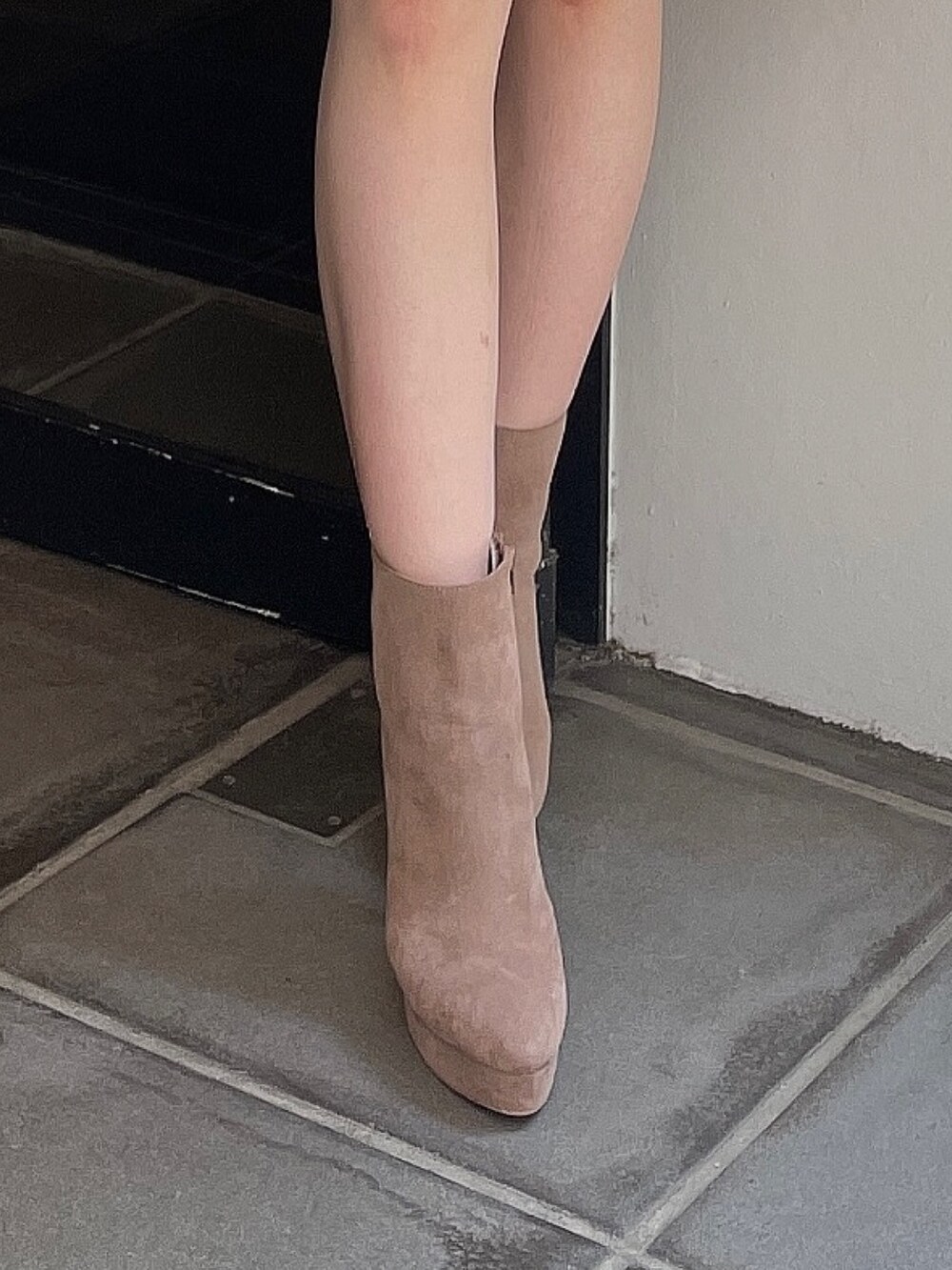 ベージュ系のブーツ、ホワイト系のダウンジャケット/コートを着用したレディースの夏コーディネートの7枚目の写真