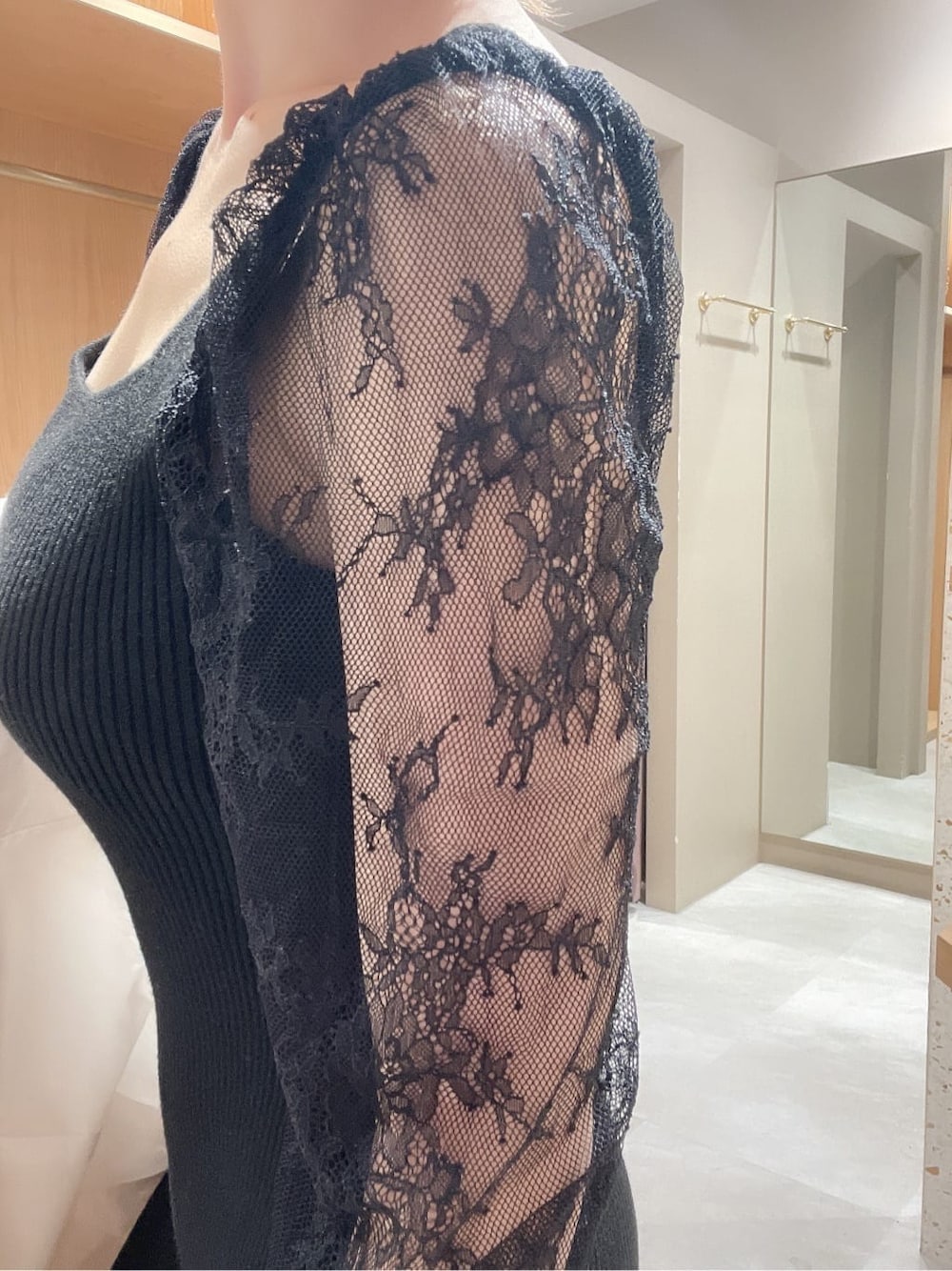 ベージュ系のパンプス、ホワイト系のダウンジャケット/コート、ブラック系のワンピースを着用したレディースの秋コーディネートの4枚目の写真