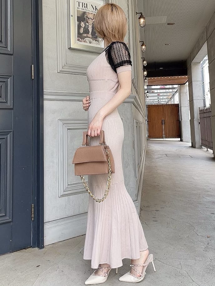 ホワイト系のサンダル、ブラウン系のショルダーバッグ、ベージュ系のワンピースを着用したレディースの春コーディネートの3枚目の写真