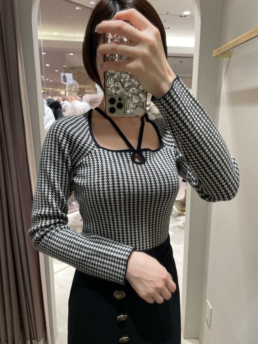 その他のニット/セーター、ブラック系のスカート、ブラック系のブーツを着用したレディースの冬コーディネートの6枚目の写真