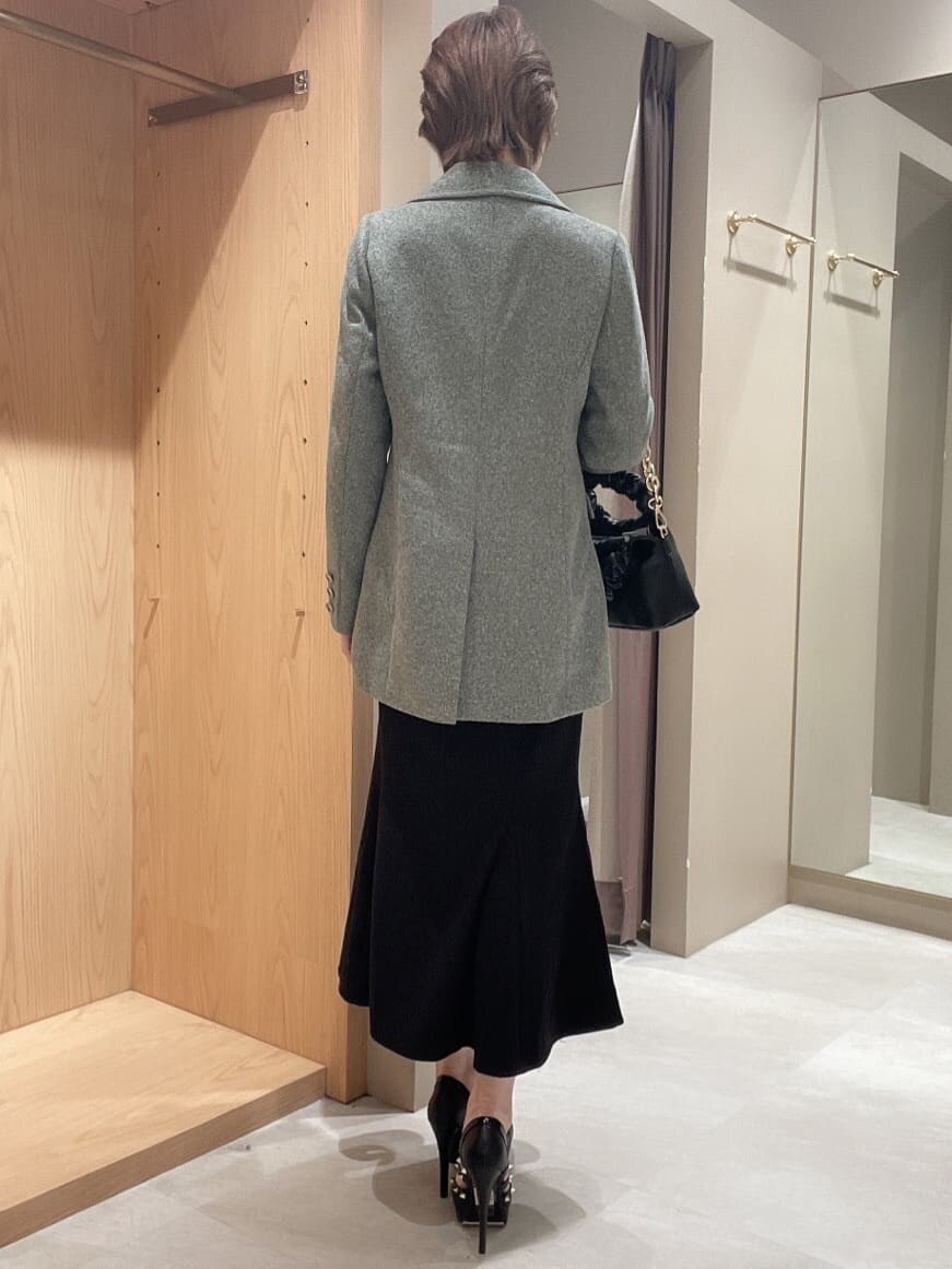 ブラック系のパンプス、グレー系のテーラードジャケット、ブラック系のハンドバッグを着用したレディースの秋コーディネートの3枚目の写真