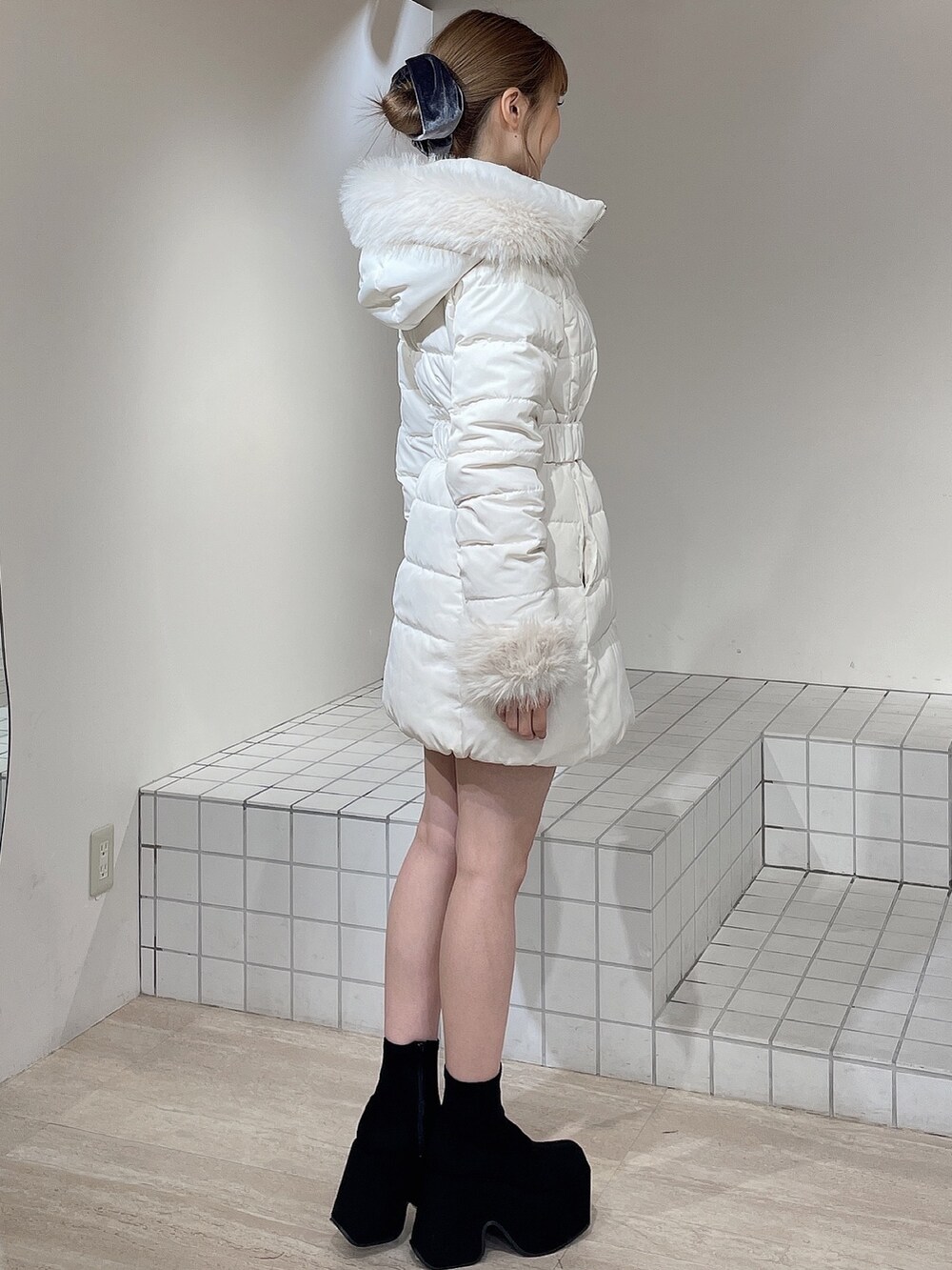 ホワイト系のダウンジャケット/コート、グレー系のワンピース、ブラック系のブーツを着用したレディースの秋コーディネートの3枚目の写真