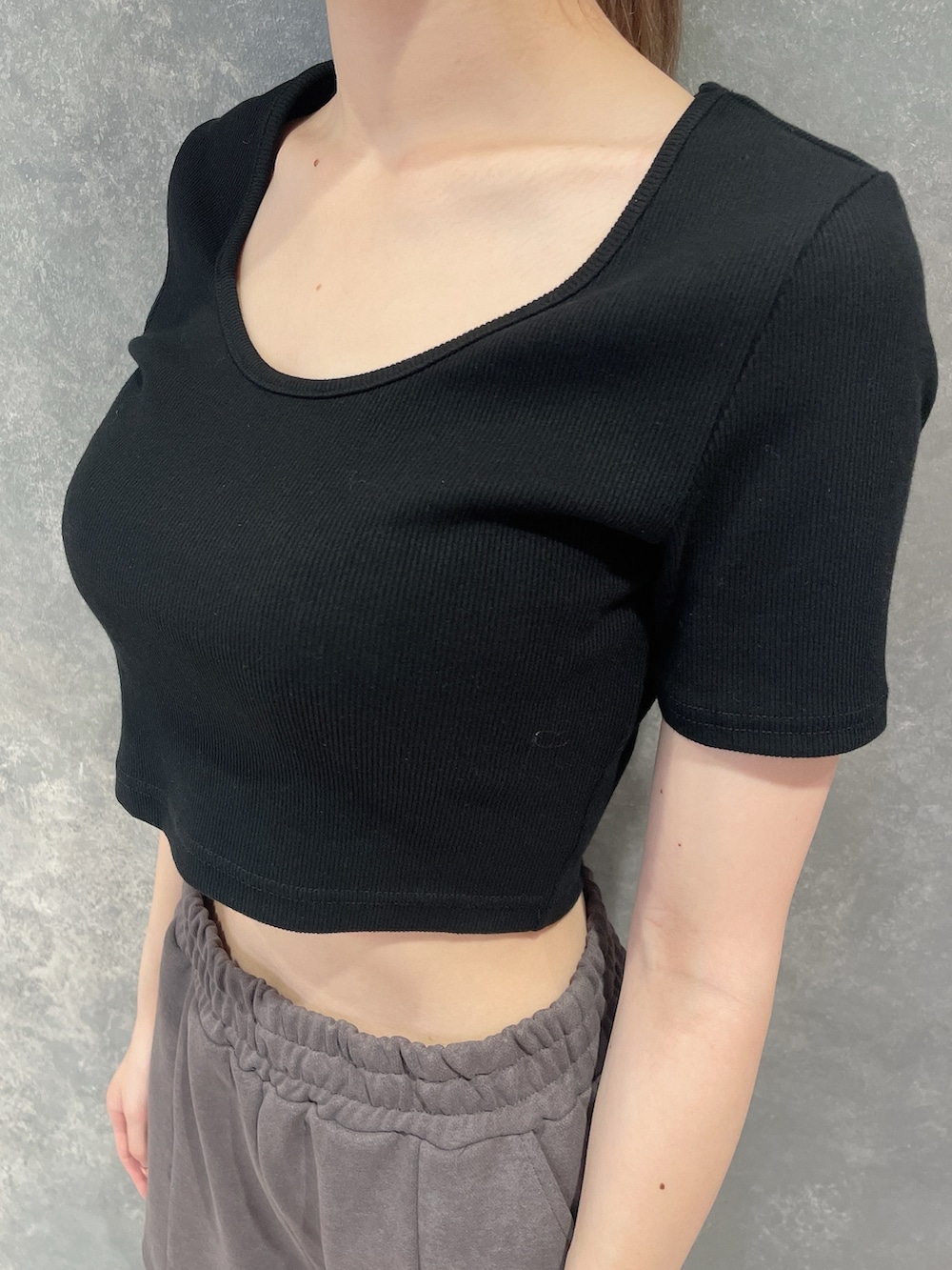 ブラック系のTシャツ/カットソー、グレー系のその他パンツ、ブラック系のパンプスを着用したレディースの夏コーディネートの5枚目の写真