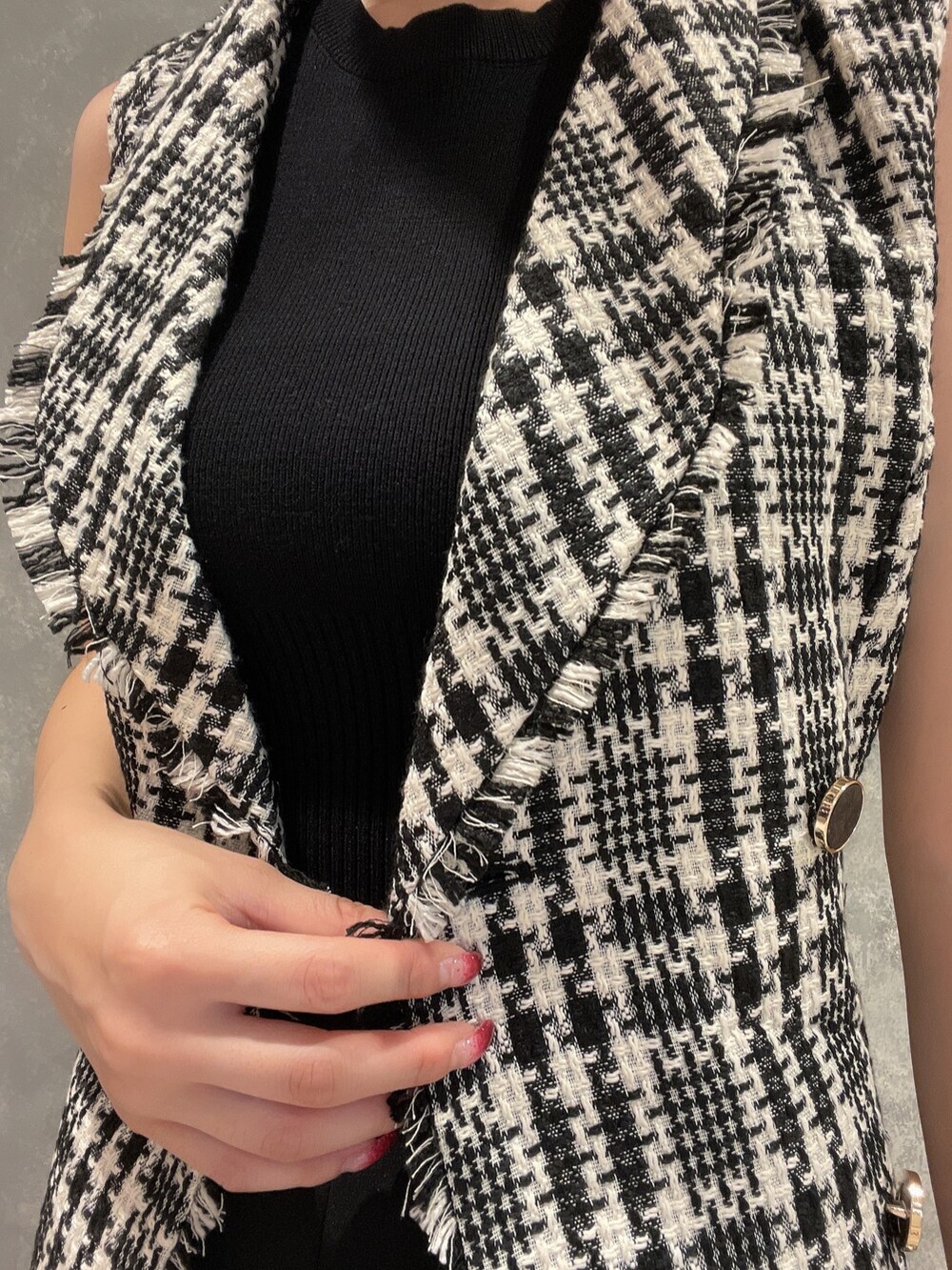 ブラック系のハンドバッグ、ブラック系のその他パンツ、ブラック系のワンピースを着用したレディースの夏コーディネートの7枚目の写真