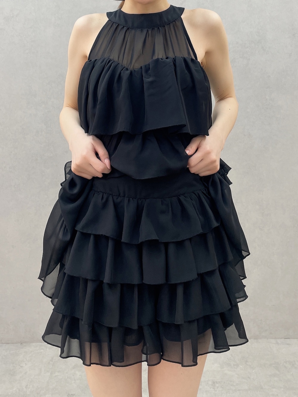 ブラック系のシャツ/ブラウス、ブラック系のその他パンツ、ブラック系のサンダルを着用したレディースの春コーディネートの7枚目の写真