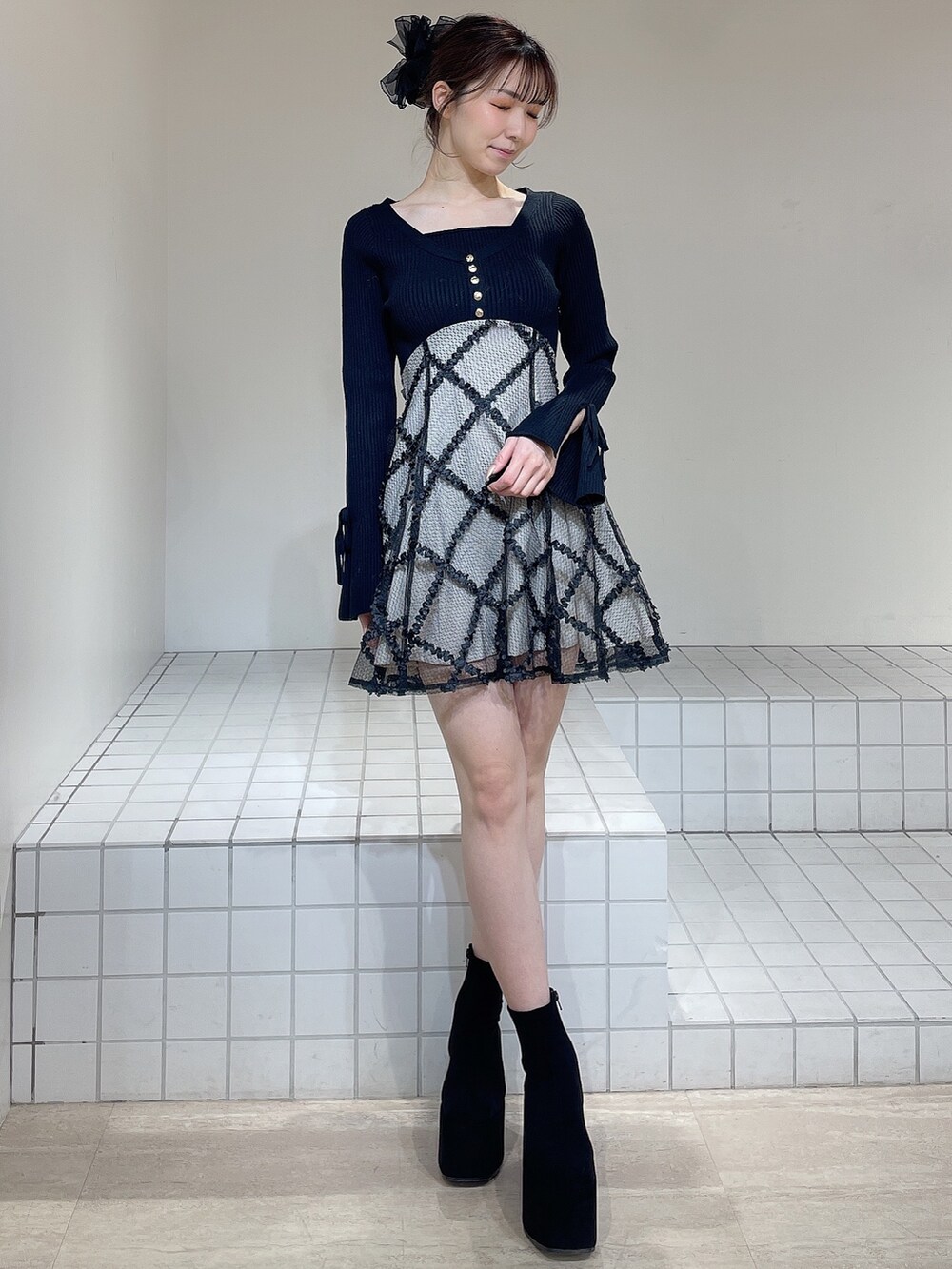 ブラック系のワンピース、ブラック系のブーツ、ブラック系のバレッタ/ヘアクリップを着用したレディースの冬コーディネートの2枚目の写真