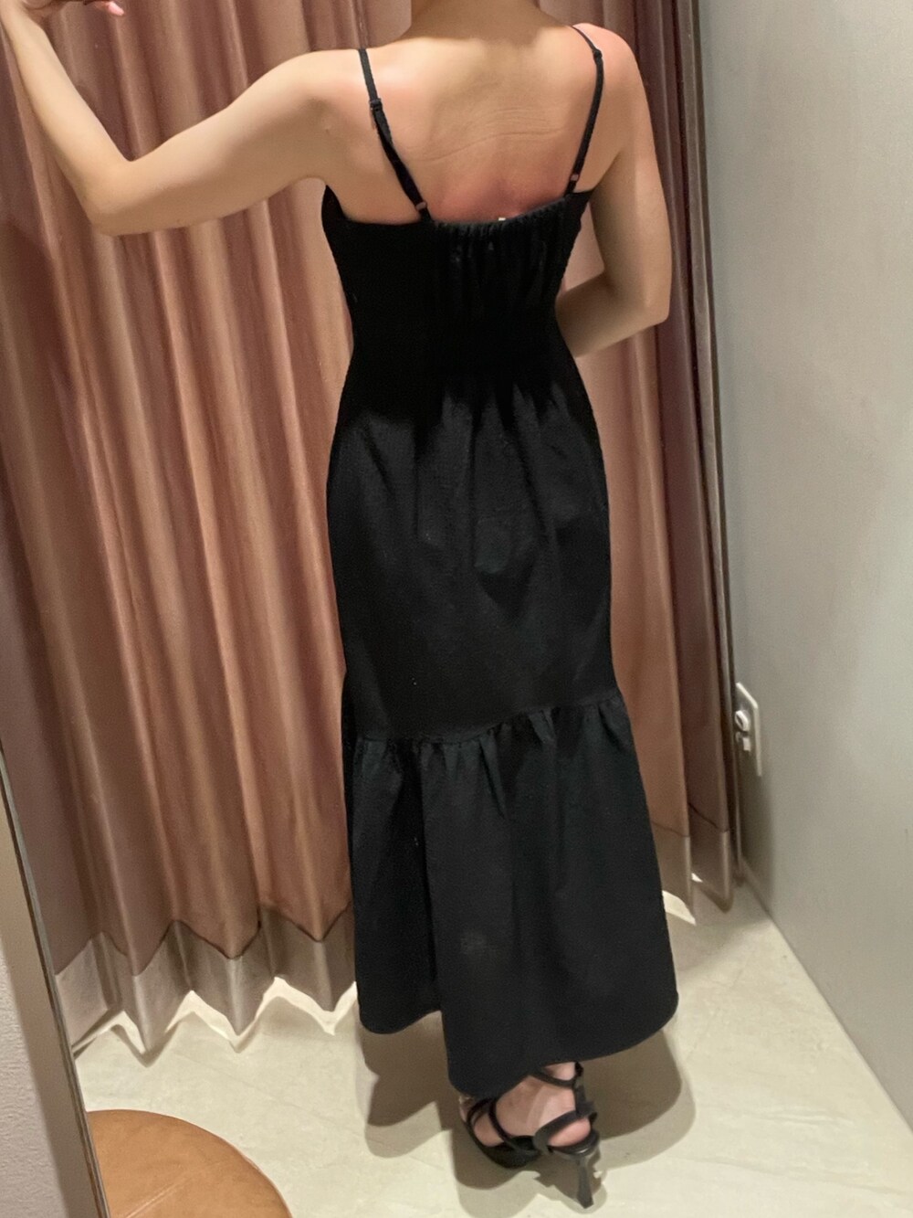 ホワイト系のシャツ/ブラウス、ブラック系のワンピース、ブラック系のサンダルを着用したレディースの夏コーディネートの4枚目の写真