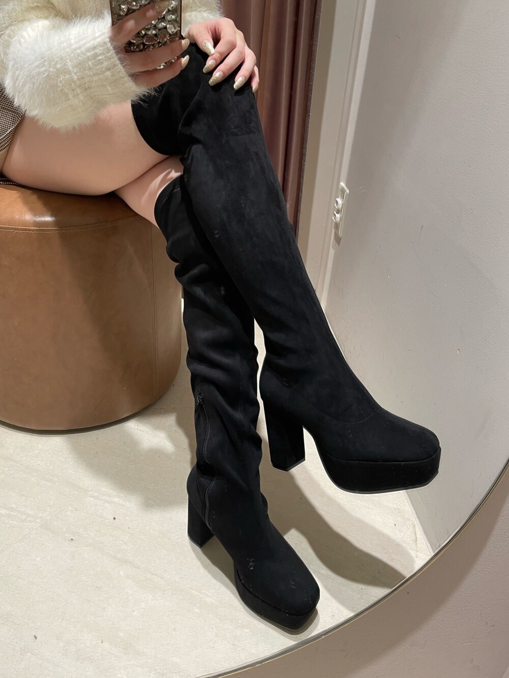 その他のその他パンツ、ホワイト系のカーディガン/ボレロ、ブラック系のブーツを着用したレディースの秋コーディネートの7枚目の写真