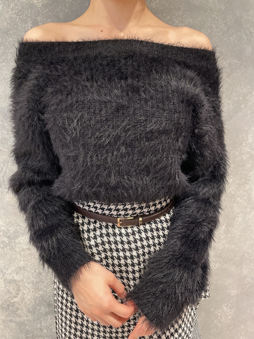 その他のスカート、ブラック系のカーディガン/ボレロ、ブラック系のブーツを着用したレディースの秋コーディネートの6枚目の写真