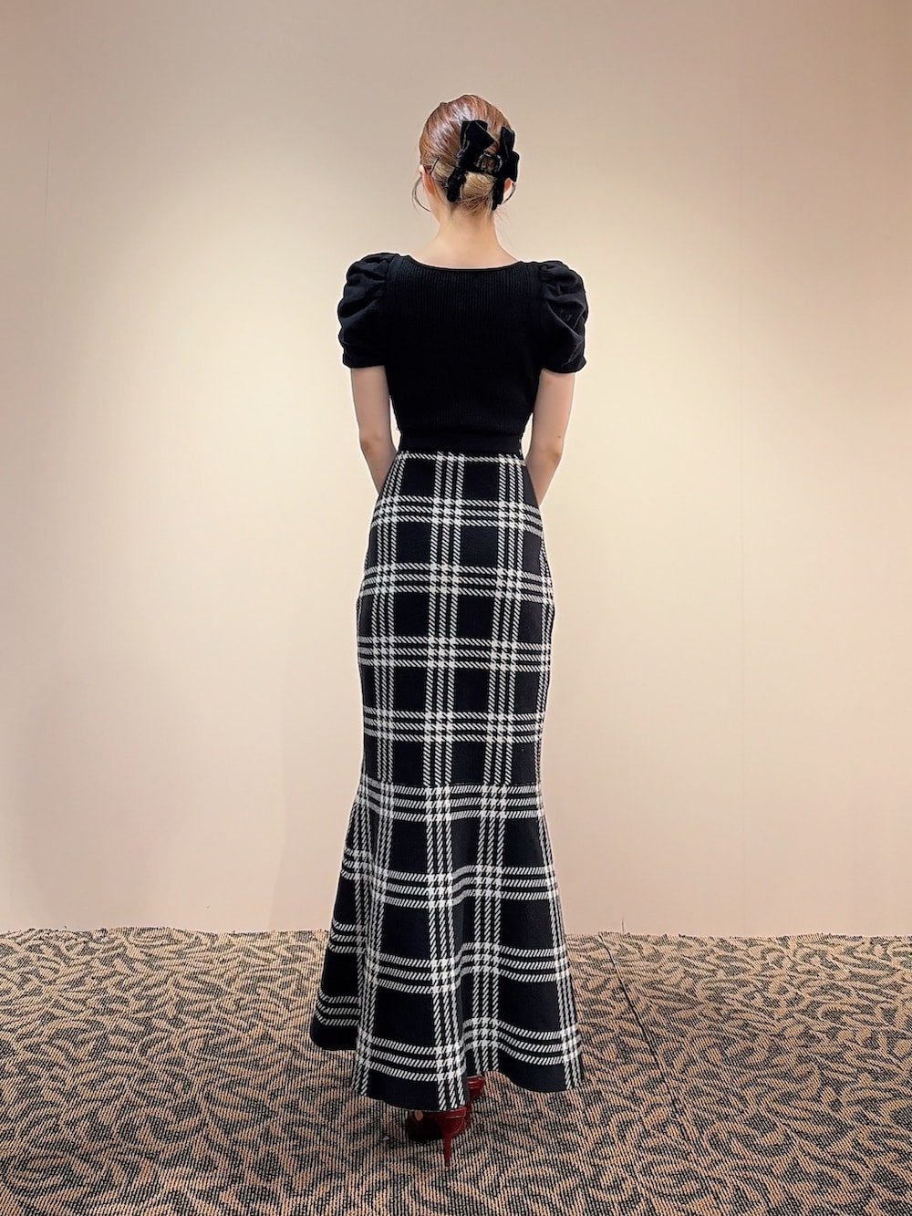ブラック系のワンピース、レッド系のハンドバッグ、ブラック系のバレッタ/ヘアクリップを着用したレディースの夏コーディネートの4枚目の写真