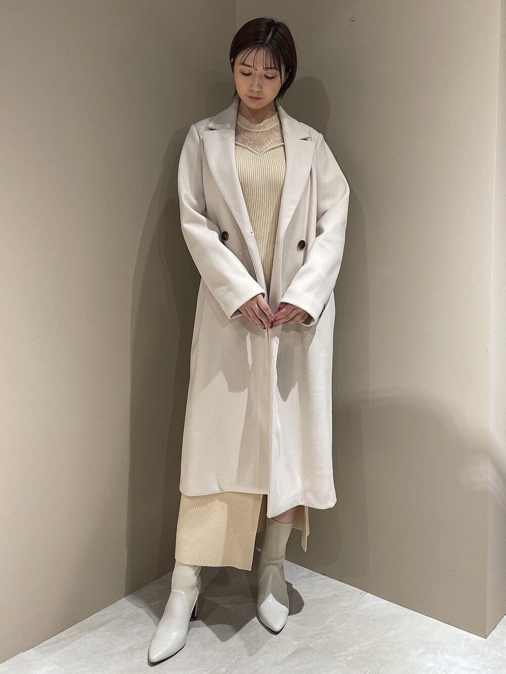 ホワイト系のチェスターコート、ホワイト系のブーツ、ホワイト系のワンピースを着用したレディースの夏コーディネートの2枚目の写真