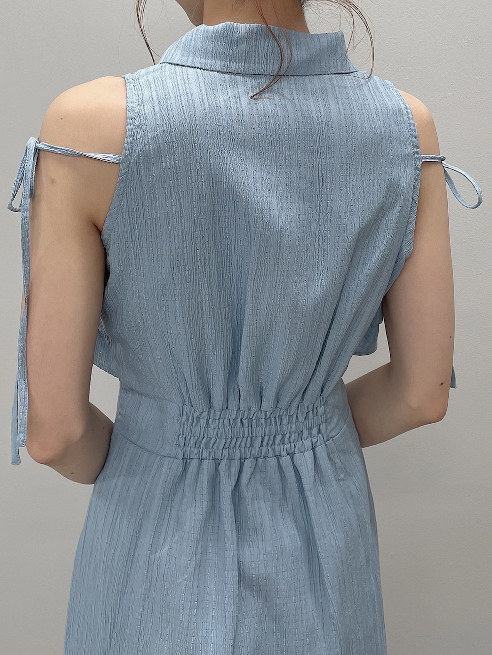 ブルー系のシャツワンピース、ベージュ系のサンダルを着用したレディースの春コーディネートの8枚目の写真