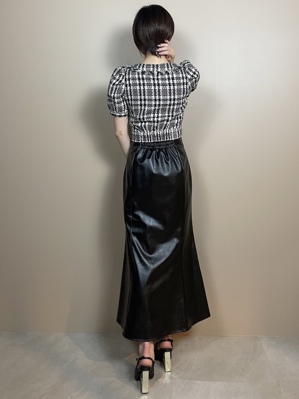 ブラック系のシャツ/ブラウス、ブラック系のサンダル、ブラック系のスカートを着用したレディースの夏コーディネートの4枚目の写真