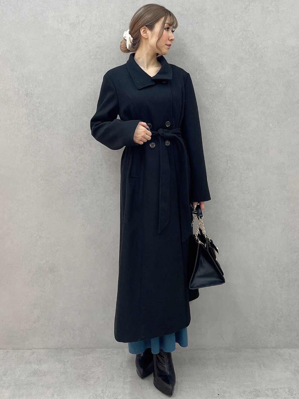 ブラック系のその他アウター、ブラック系のハンドバッグ、ブルー系のワンピースを着用したレディースの秋コーディネートの2枚目の写真