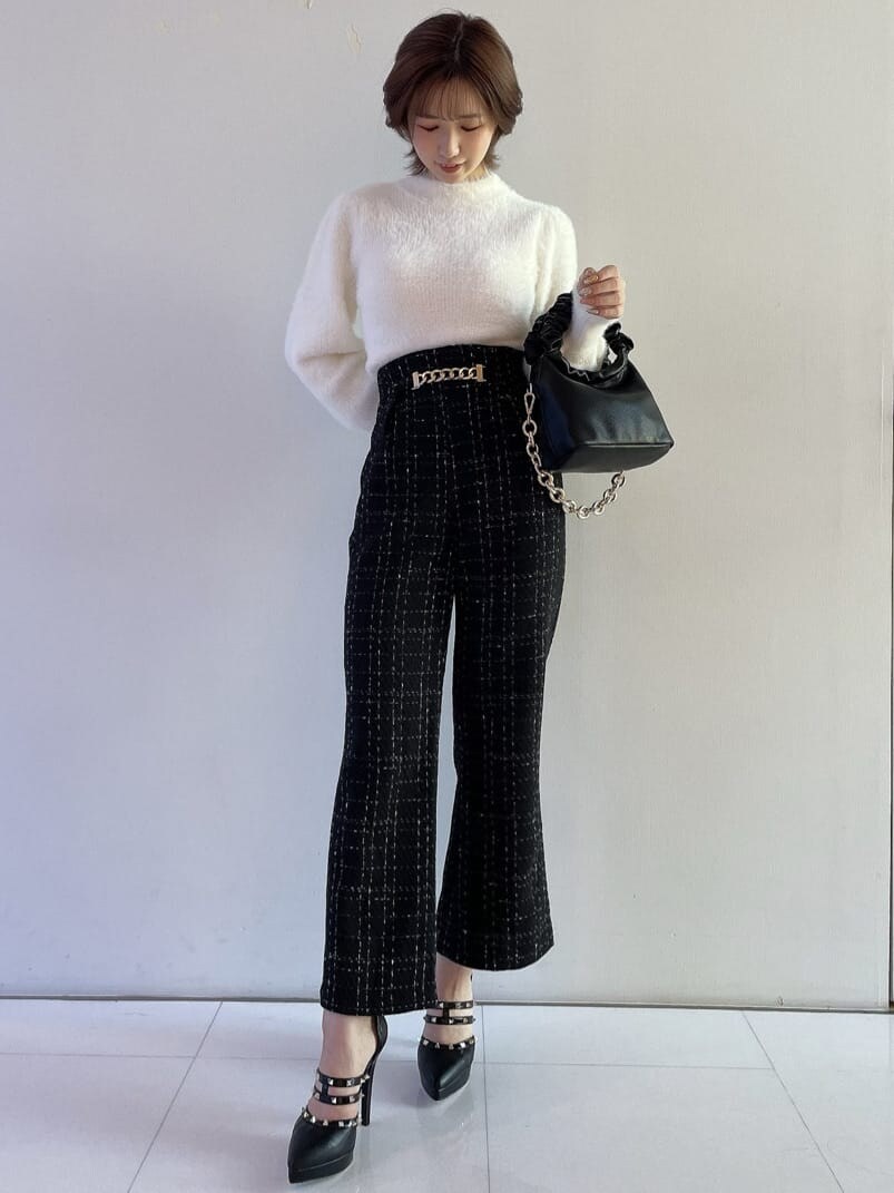 ブラック系のパンプス、ブラック系のその他パンツ、ブラック系のハンドバッグを着用したレディースの秋コーディネートの2枚目の写真