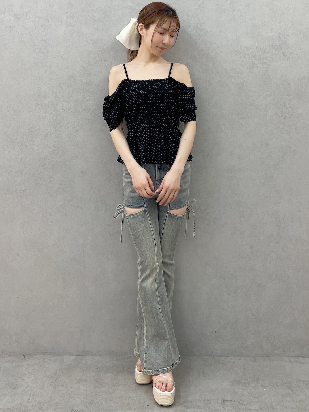 ブラック系のシャツ/ブラウス、ホワイト系のサンダル、ブルー系のデニムパンツを着用したレディースの春コーディネートの2枚目の写真