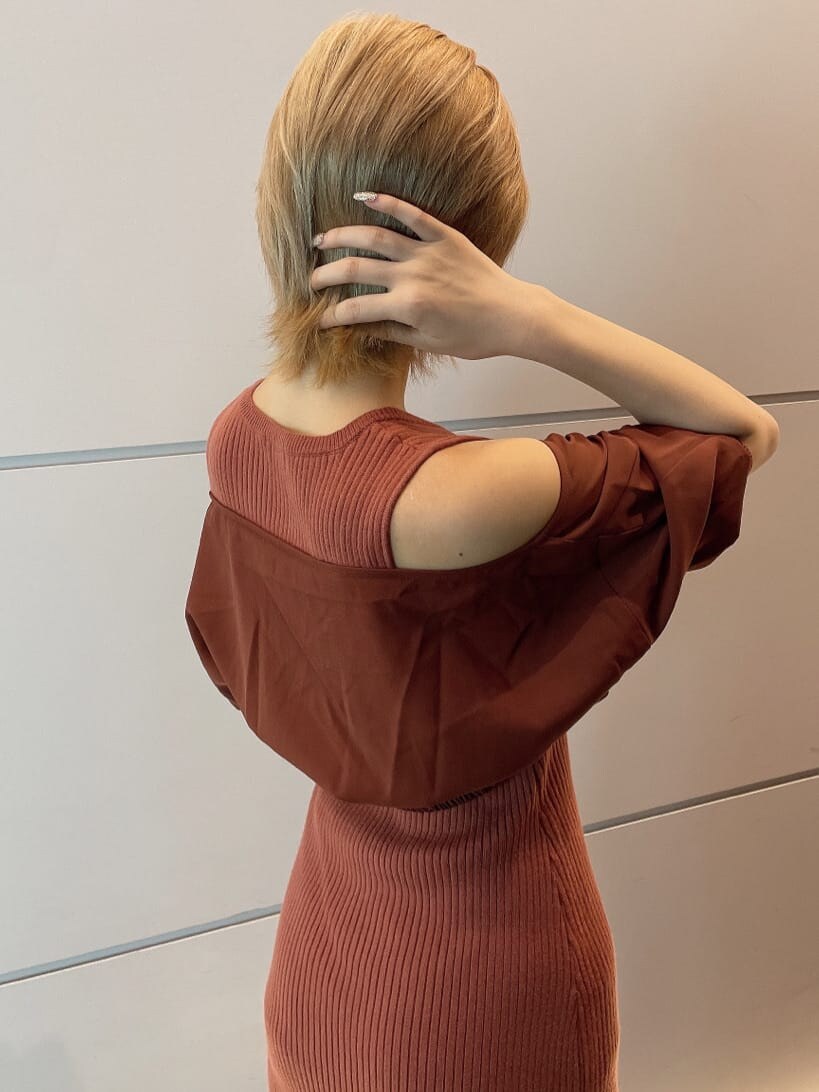 オレンジ系のワンピース、ベージュ系のパンプスを着用したレディースの夏コーディネートの5枚目の写真