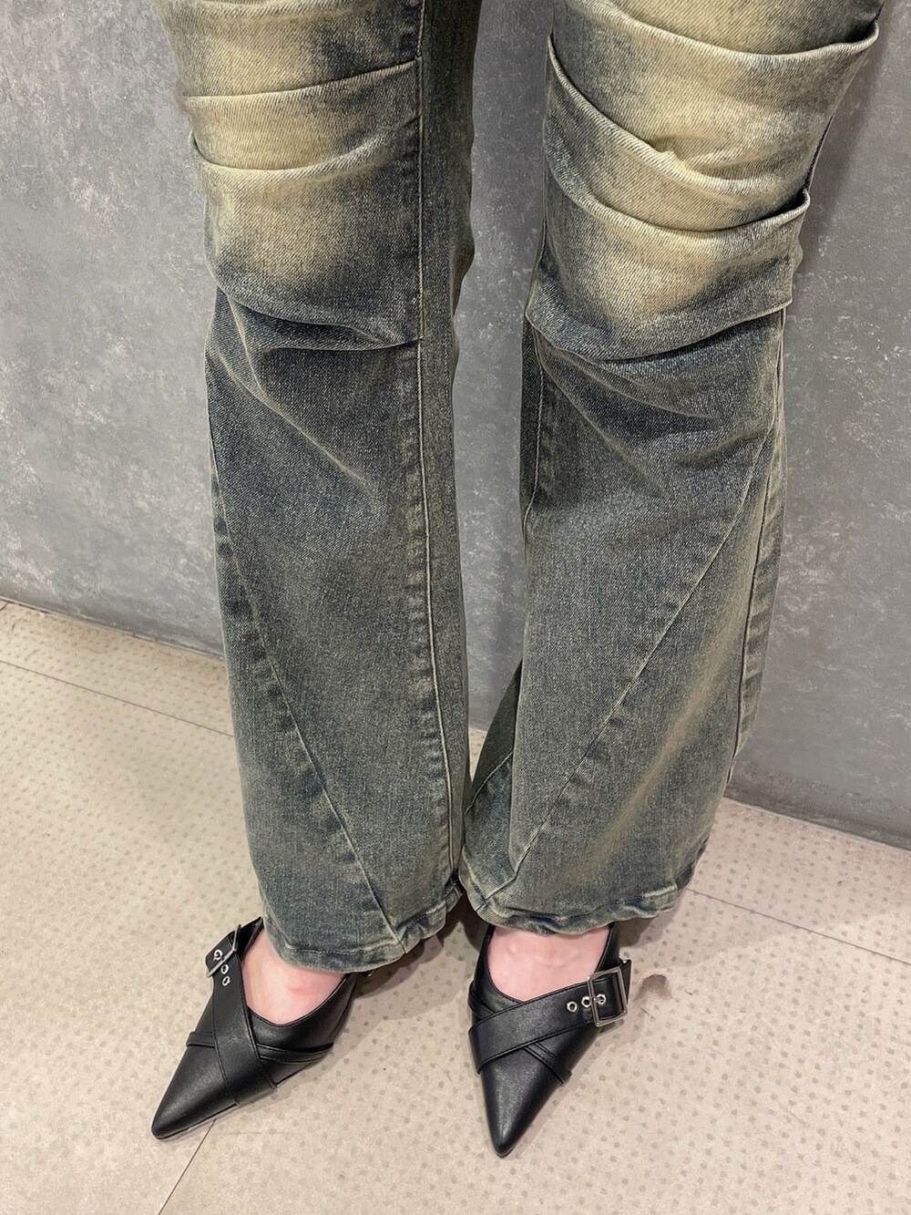 ブラウン系のその他アウター、ブラック系のその他トップス、ブルー系のデニムパンツを着用したレディースの夏コーディネートの10枚目の写真