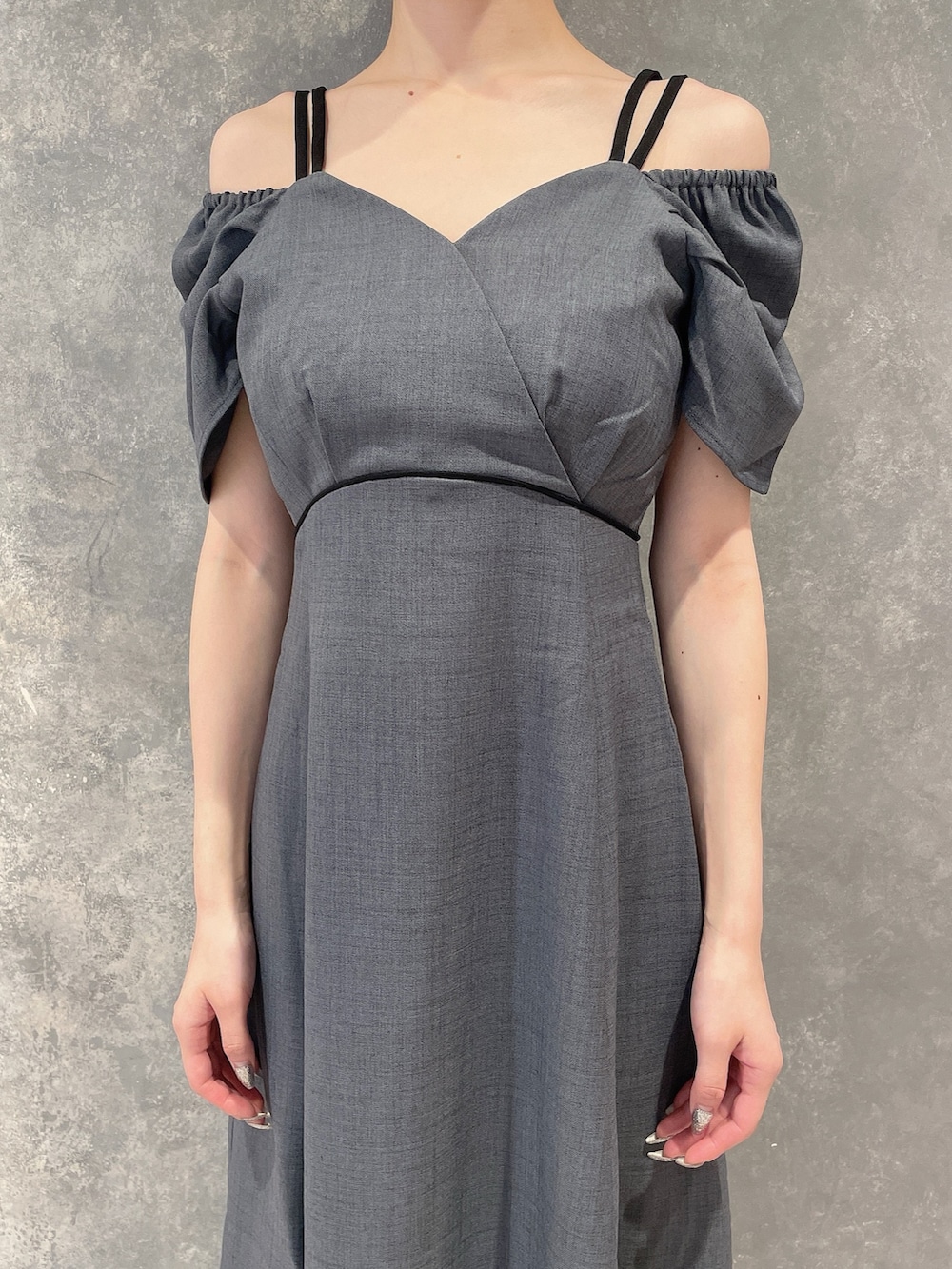 グレー系のワンピース、ブラック系のサンダル、グレー系のシュシュを着用したレディースの夏コーディネートの7枚目の写真