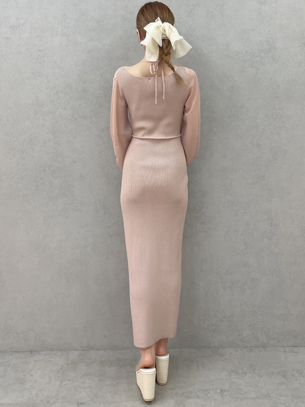 ピンク系のワンピース、ホワイト系のサンダル、ホワイト系のバレッタ/ヘアクリップを着用したレディースの春コーディネートの4枚目の写真