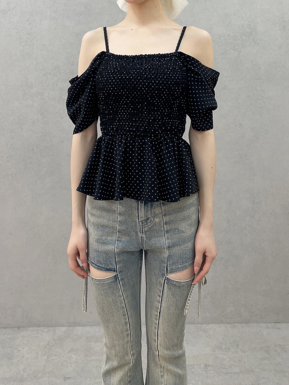 ブラック系のシャツ/ブラウス、ホワイト系のサンダル、ブルー系のデニムパンツを着用したレディースの春コーディネートの5枚目の写真