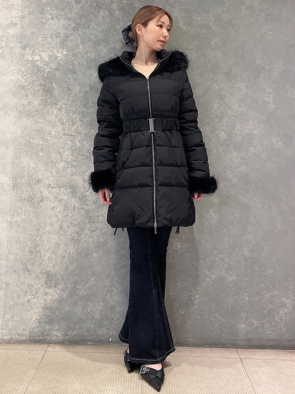 ブラック系のダウンジャケット/コート、ブルー系のデニムパンツ、ベージュ系のシャツ/ブラウスを着用したレディースの夏コーディネートの2枚目の写真