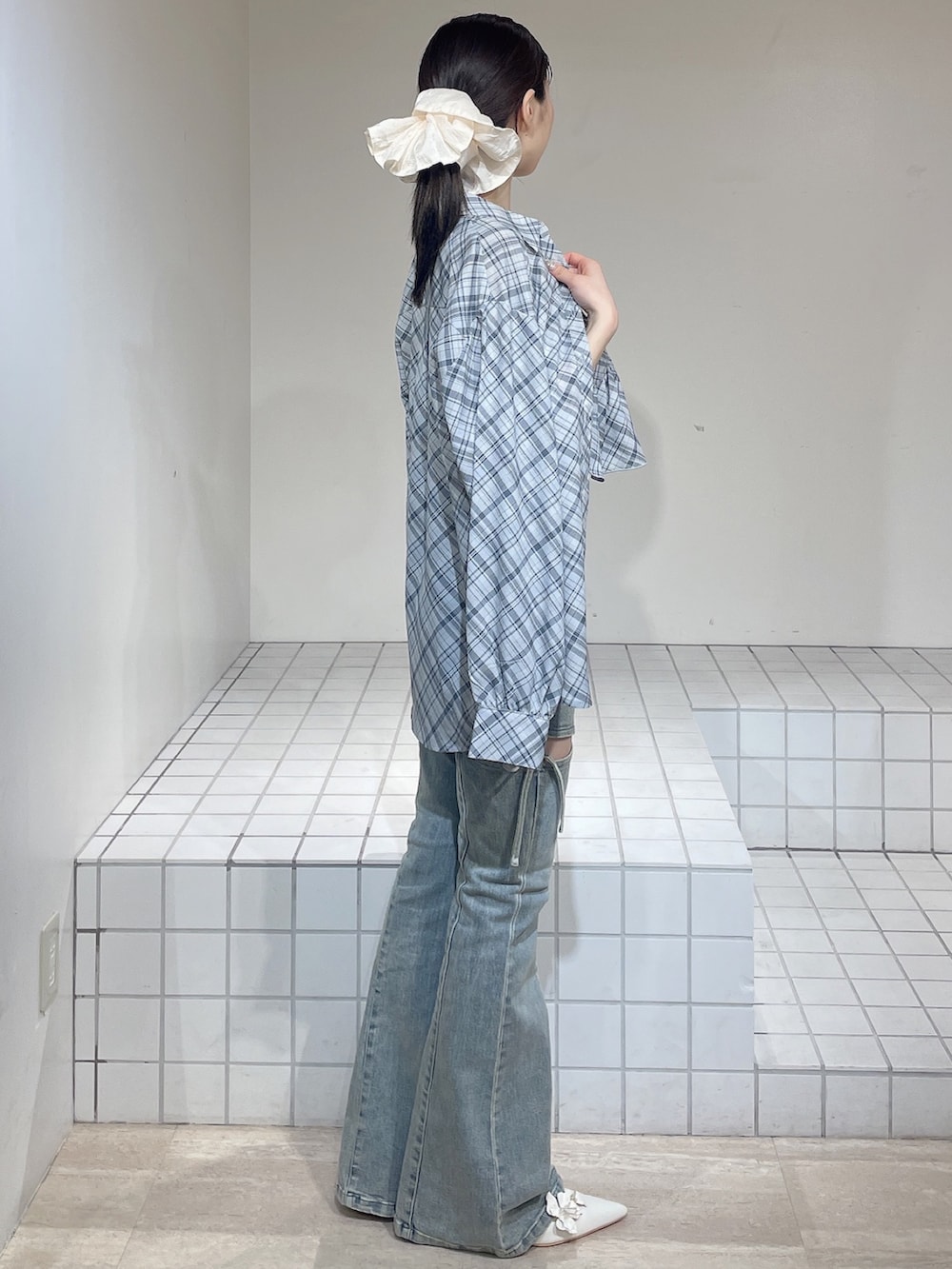 ブルー系のシャツ/ブラウス、ブルー系のシャツ/ブラウス、ホワイト系のパンプスを着用したレディースの春コーディネートの2枚目の写真