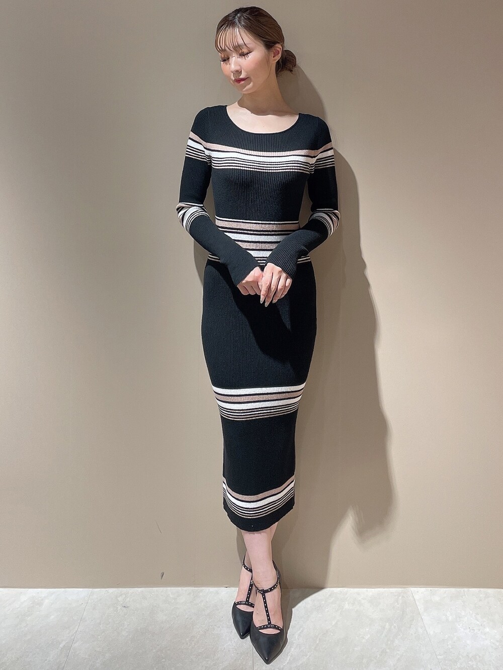 ブラック系のライダースジャケット、その他のワンピース、ブラック系のハンドバッグを着用したレディースの秋コーディネートの5枚目の写真