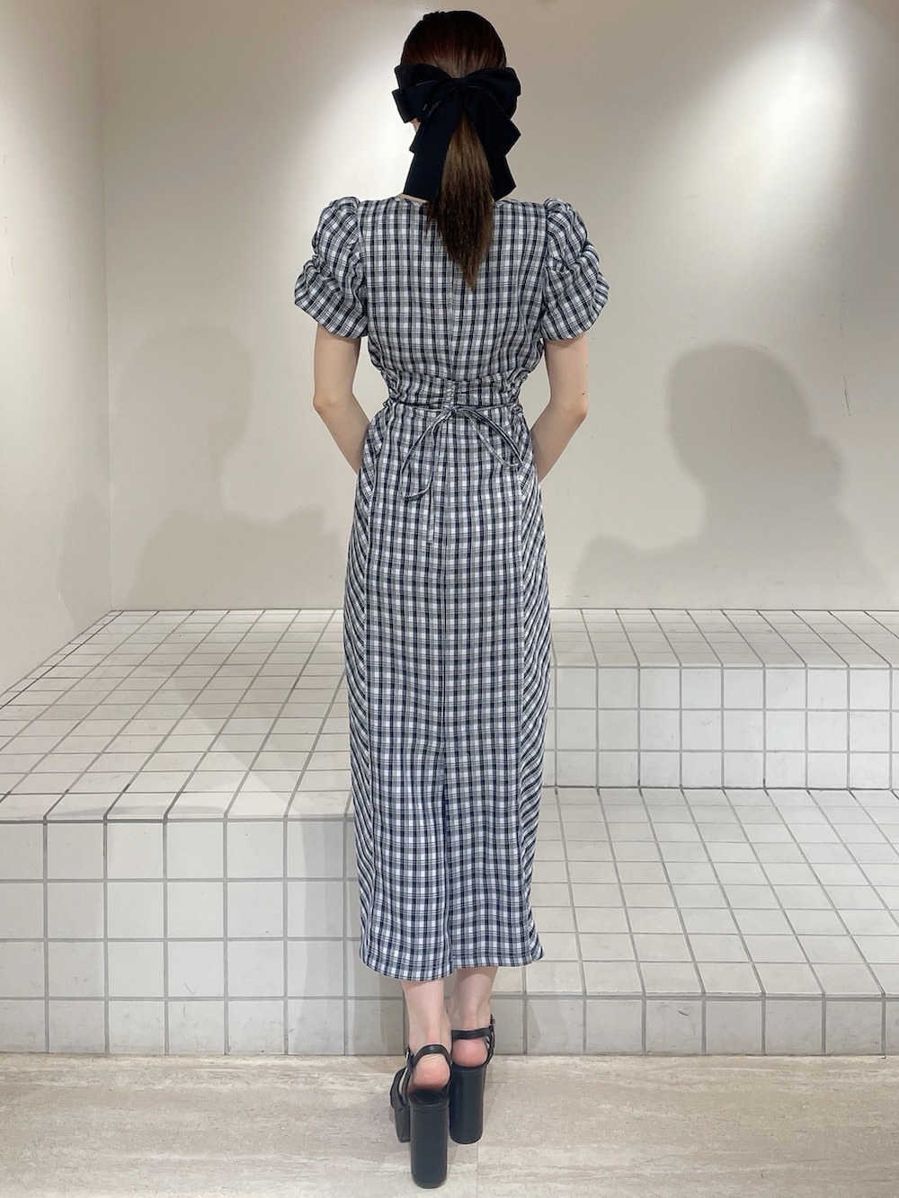ブルー系のワンピース、ブラック系のサンダル、ブラック系のバレッタ/ヘアクリップを着用したレディースの春コーディネートの3枚目の写真