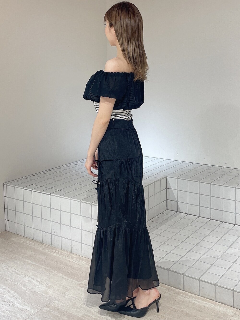 その他のTシャツ/カットソー、ブラック系のスカート、ブラック系のパンプスを着用したレディースの夏コーディネートの2枚目の写真