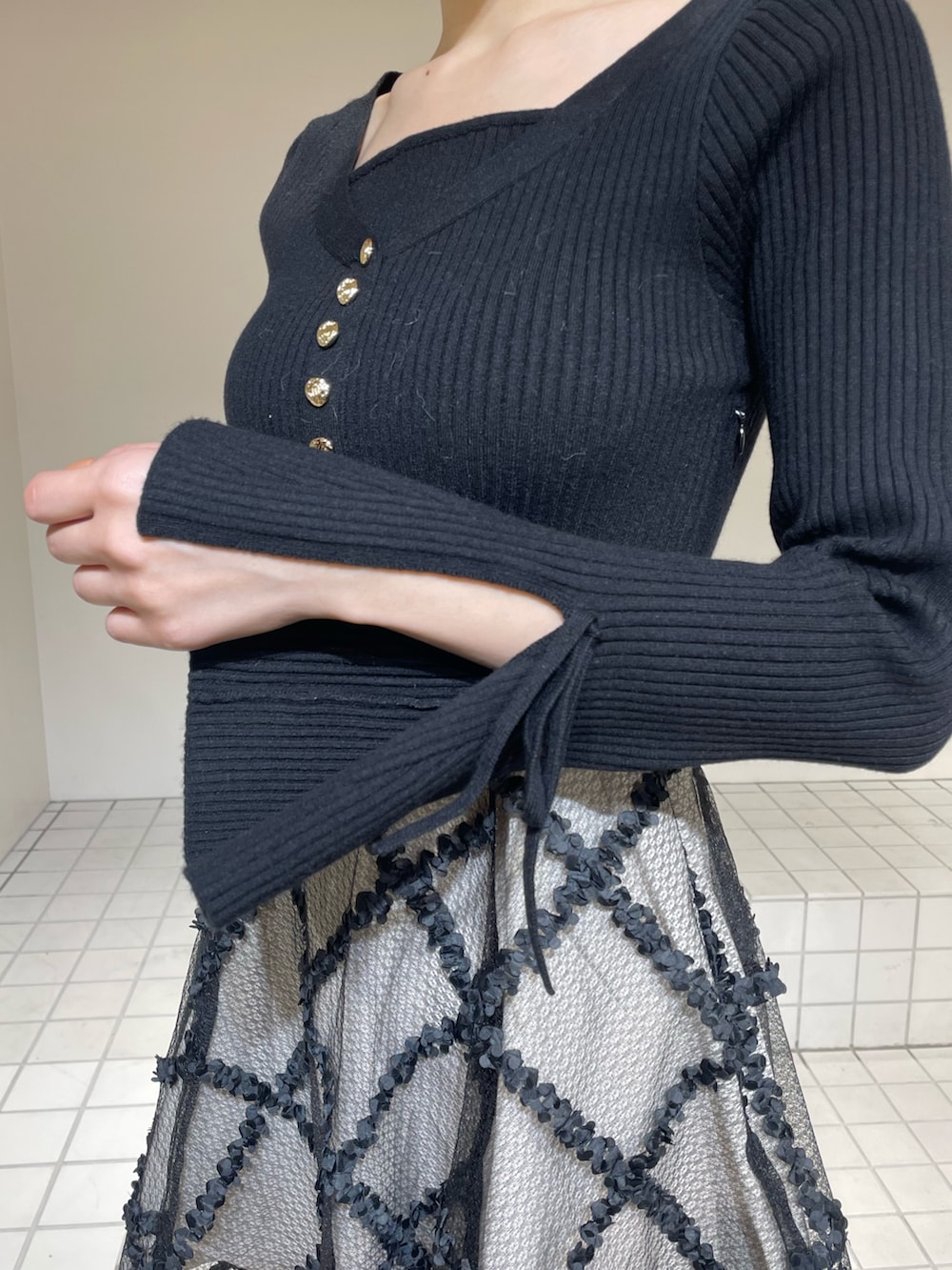 ブラック系のワンピース、ブラック系のブーツ、ブラック系のバレッタ/ヘアクリップを着用したレディースの冬コーディネートの6枚目の写真