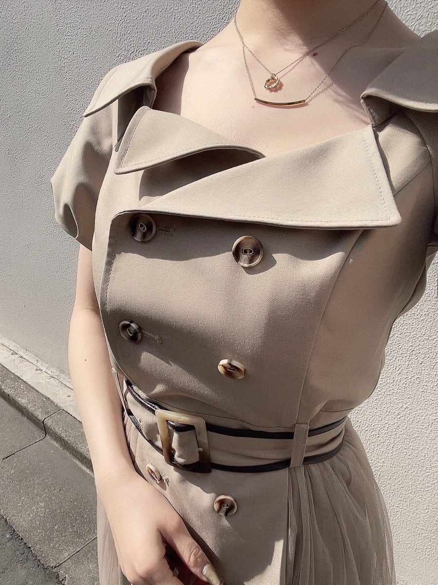 ベージュ系のワンピース、ブラウン系のブーツ、ゴールド系のネックレスを着用したレディースの春コーディネートの4枚目の写真