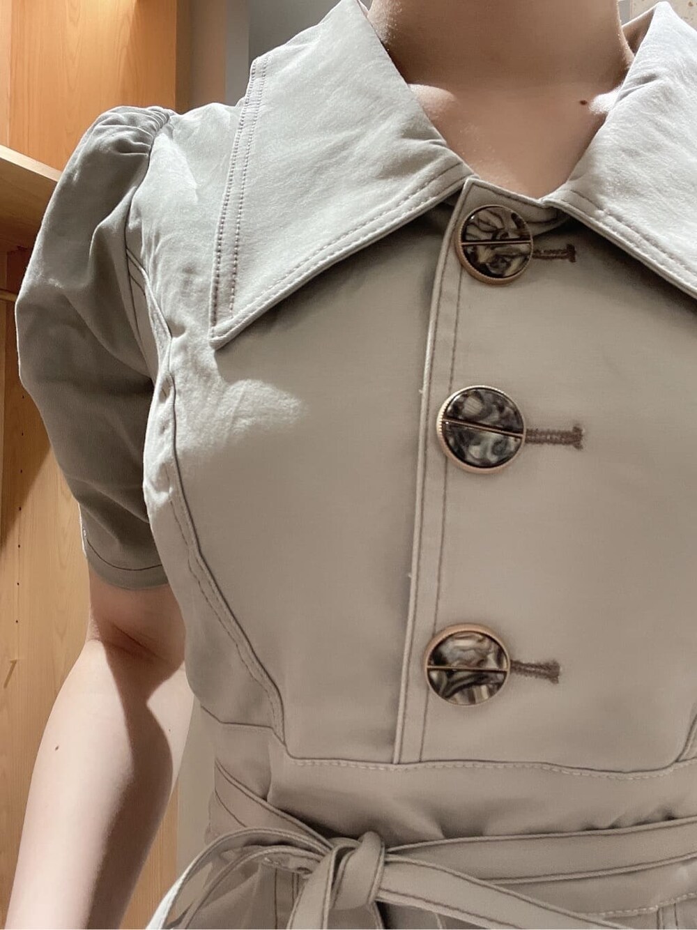 ベージュ系のワンピース、ブラック系のパンプスを着用したレディースの夏コーディネートの4枚目の写真