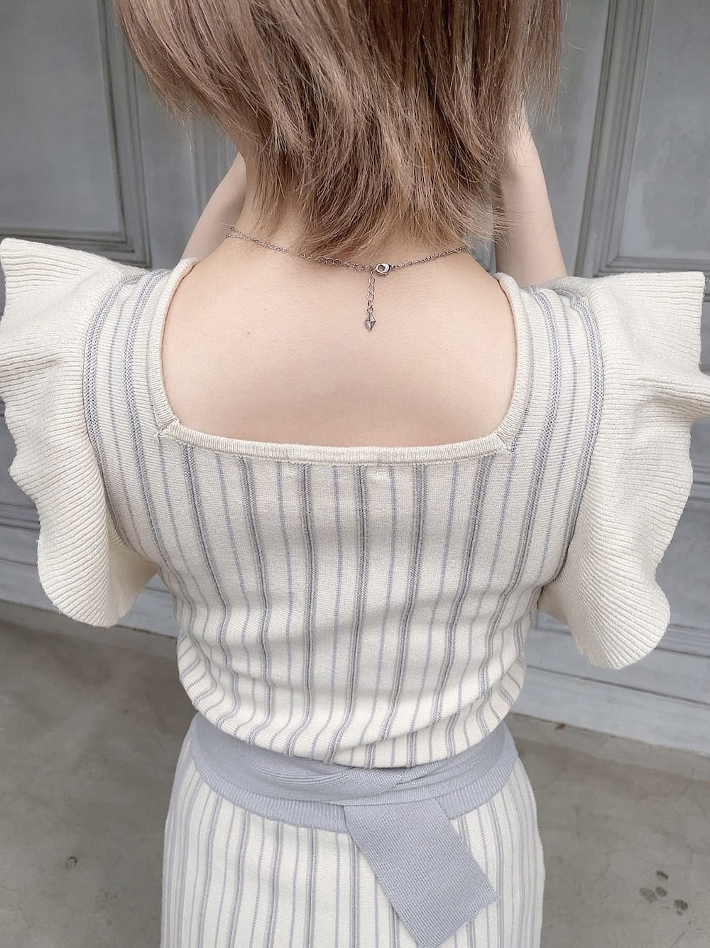 ホワイト系のパンプス、その他のワンピース、シルバー系のネックレスを着用したレディースの春コーディネートの7枚目の写真