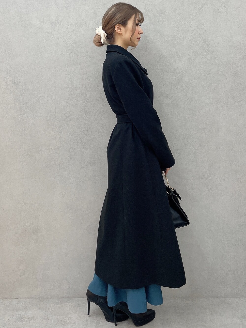 ブラック系のその他アウター、ブラック系のハンドバッグ、ブルー系のワンピースを着用したレディースの秋コーディネートの4枚目の写真