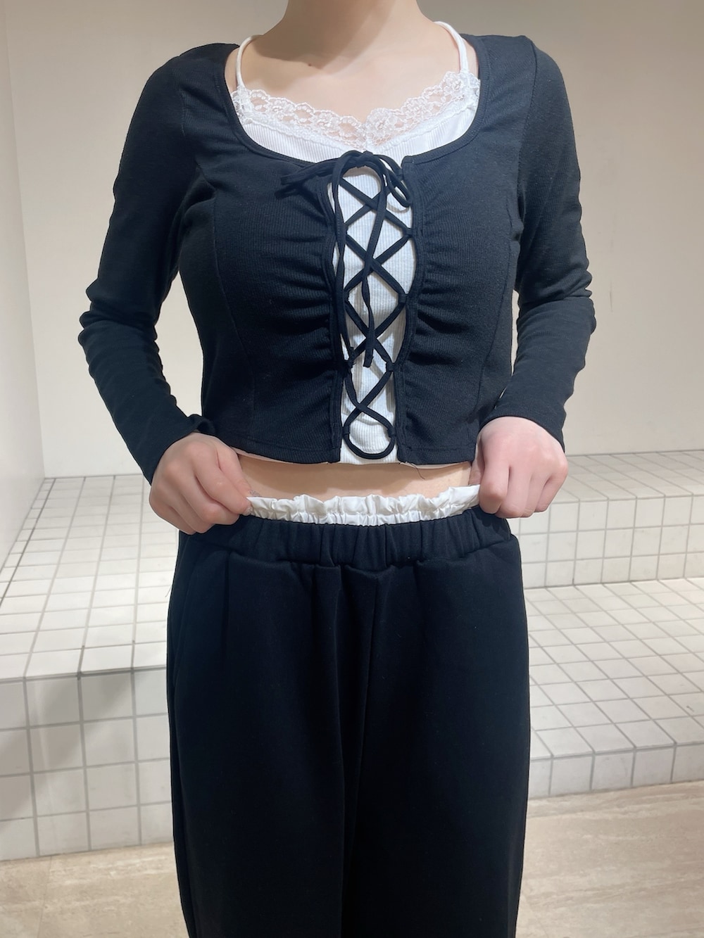 ブラック系のTシャツ/カットソー、ブラック系のその他パンツ、ホワイト系のパンプスを着用したレディースの春コーディネートの5枚目の写真