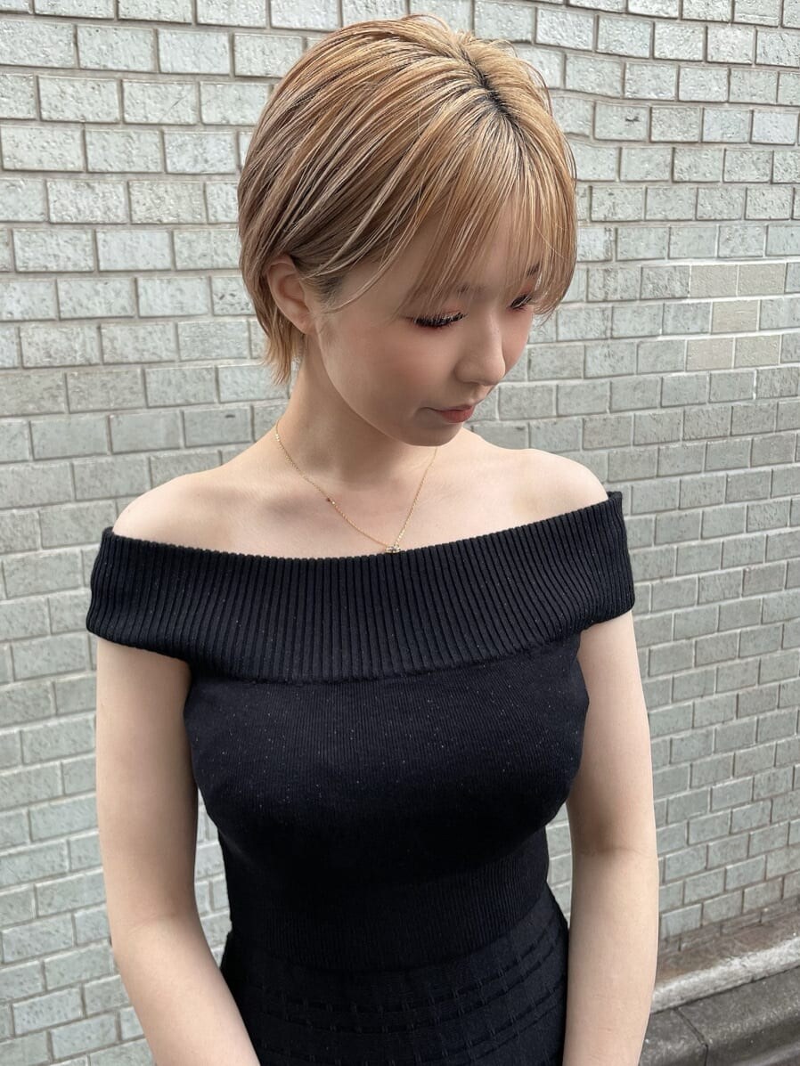 ブラック系のワンピース、ブラック系のサンダル、ベージュ系のハンドバッグを着用したレディースの夏コーディネートの7枚目の写真