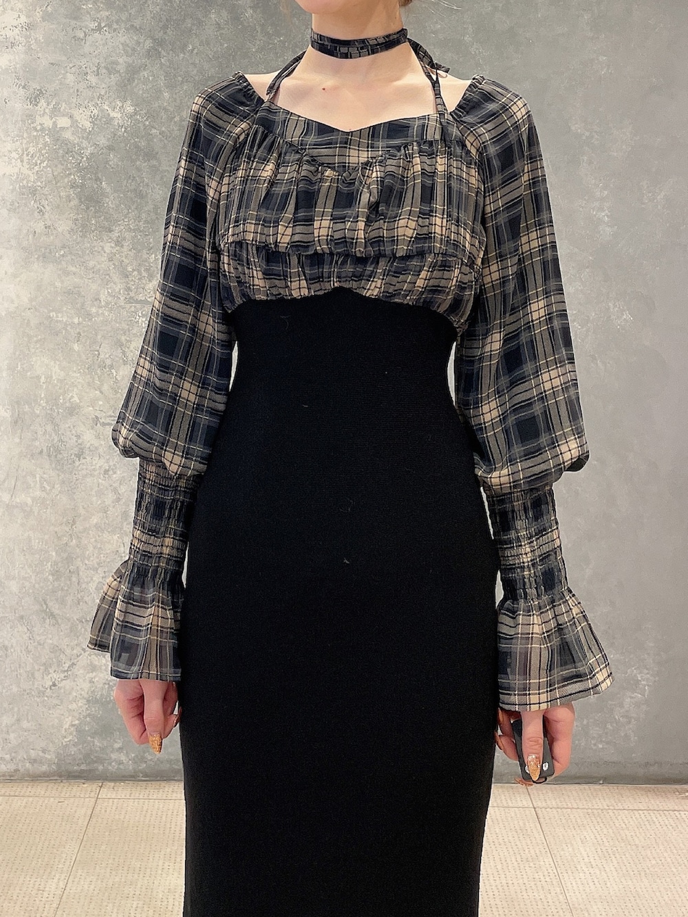 ブラック系のパンプス、その他のワンピース、グレー系のシュシュを着用したレディースの秋コーディネートの5枚目の写真