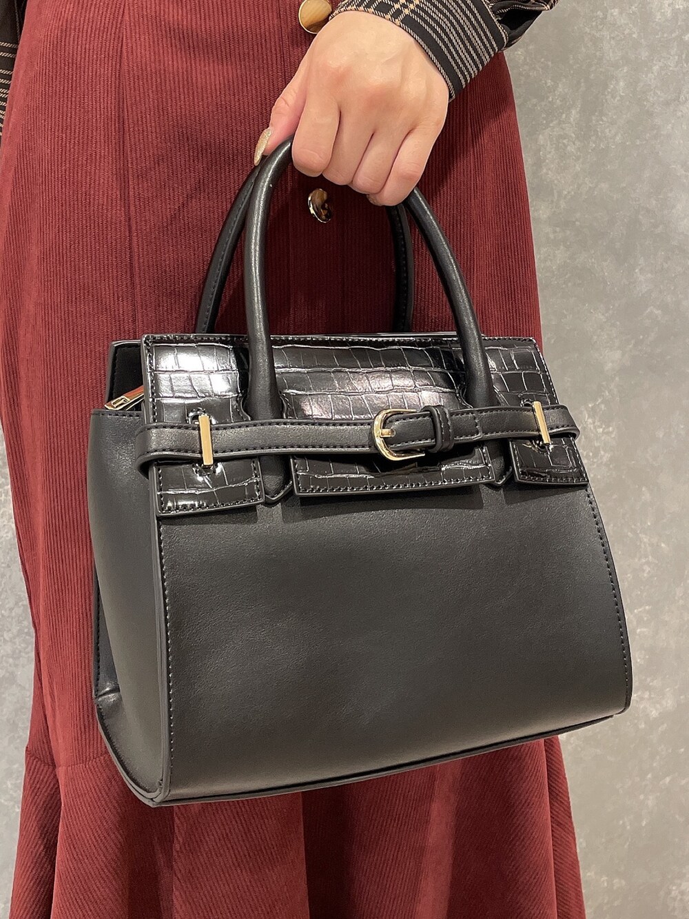 ブラック系のサンダル、その他のシャツ/ブラウス、レッド系のスカートを着用したレディースの秋コーディネートの6枚目の写真